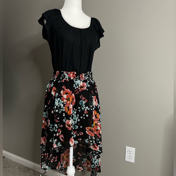 Cute bow-back top in black and white. Size XS but would fit a size S - Picture 2 of 6